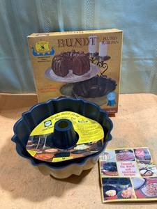 lot 9756 image: Never used Bundt cake pan