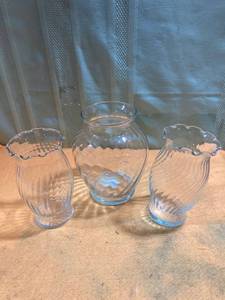 lot 9764 image: Assorted vase7 12 x 6