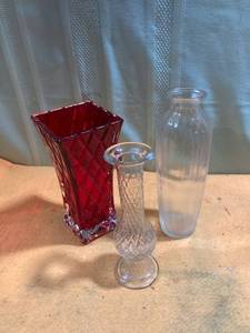 lot 9767 image: Tallest 9 inches assorted flower vases