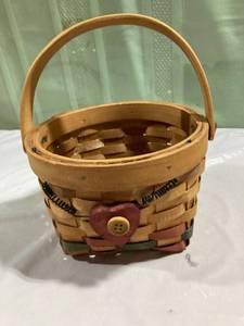 lot 9787 image: 6 12 x 7 12 Decorated basket