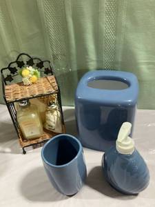 lot 9791 image: Miscellaneous bathroom items