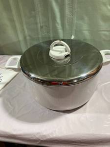 lot 9800 image: 7 quart Dutch oven
