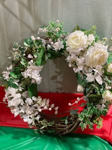 lot 9824 image: Spring wreath 19 inches