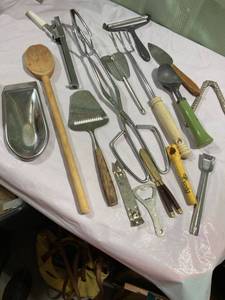 lot 9837 image: Miscellaneous kitchen tools