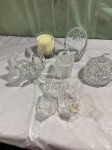 lot 9844 image: Assorted Glass doodads