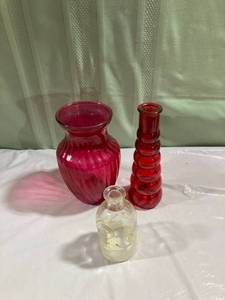 lot 9846 image: pink & red & clear vases