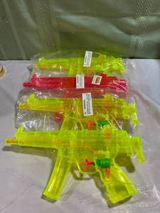 lot 9858 image: 10 12 inch squirt guns