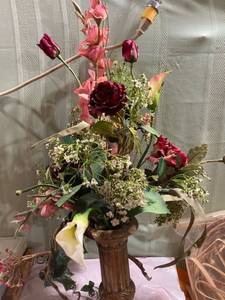 lot 9864 image: 12 inch vase 3 feet for flowers