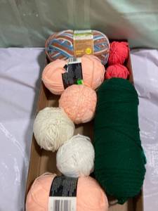 lot 9873 image: Flat of yarn