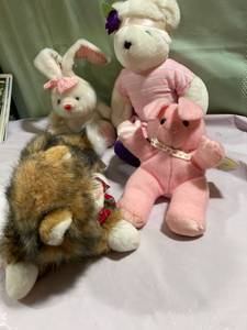 lot 9877 image: Some stuffed animals for Easter
