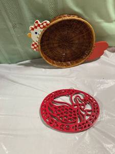 lot 9896 image: Avon gift collection chicken basket 8 inches and swan trivet seven