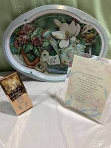 lot 9899 image: Metal tray 16�� x 12�� (2) Plaques with sayings on them