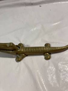 lot 9920 image: 7 34�� Brass alligator nutcracker
