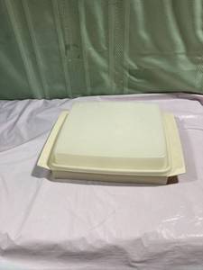 lot 9926 image: Tupperware deviled egg container