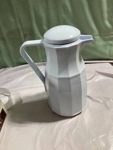 lot 9931 image: Hometrends 1 Quart Hot Or Cold Carafe With Glass Thermal Liner Ys668w