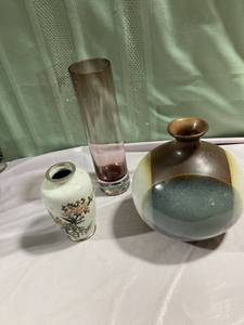 lot 9942 image: ASorted vases