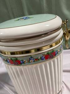 lot 9948 image: 7 12 x 9 14 decorative container