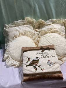 lot 9950 image: Five decorative pillows two 2 square 2 rounds and 1 with birds