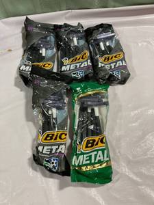 lot 9958 image: 25 metal Vic disposable razors