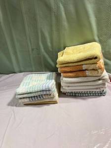 lot 9963 image: (5) hand towels (5) Washcloths