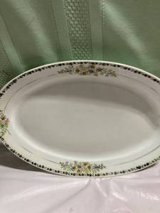 lot 9979 image: 11 12�� x 8�� oval handpainted serving dish from (TRICO)