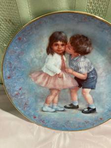 lot 9980 image: 8 12�� Collector plate from Rosemary Calder