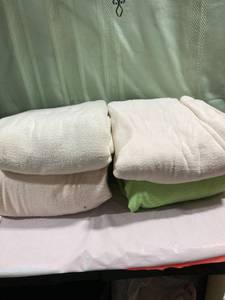 lot 10002 image: thin blankets (4)