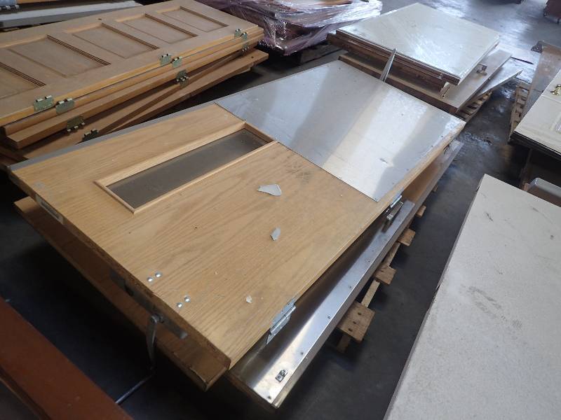 lot 2608 image: Pallet of  Misc Size Exterior And Interior Doors