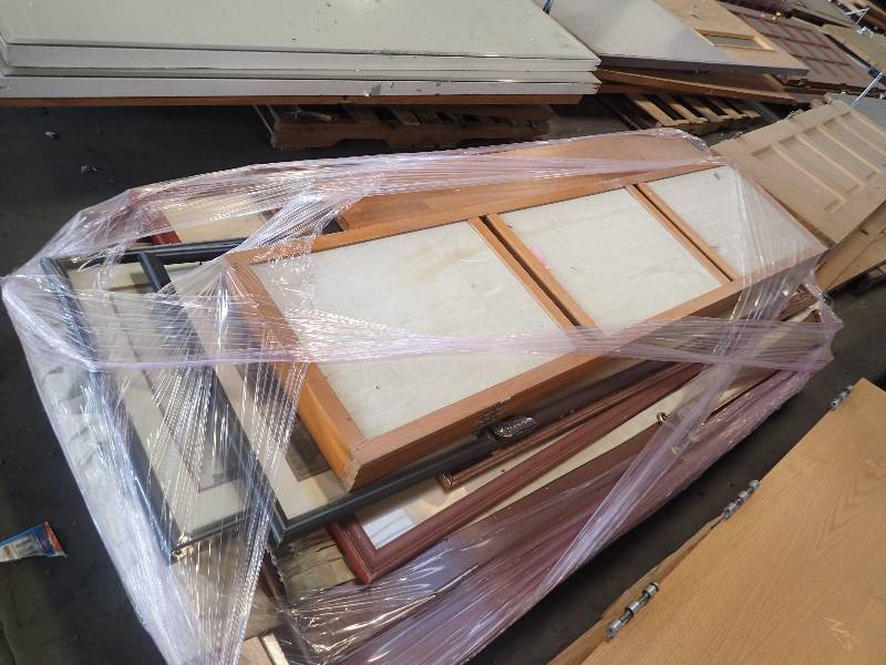 lot 2610 image: Pallet of Room Dividers and Framed Decor And Mirrors