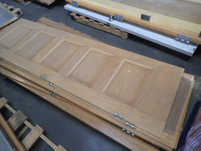 lot 2611 image: Pallet of  Misc Size Exterior And Interior Doors
