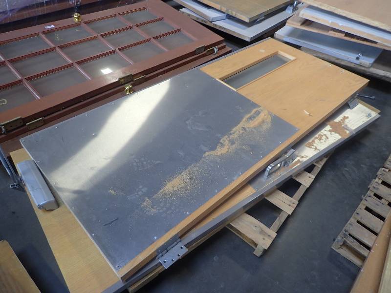 lot 2612 image: Pallet of  Misc Size Exterior And Interior Doors