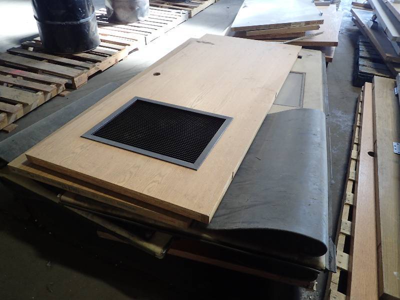 lot 2615 image: Pallet of  Misc Size Exterior And Interior Doors