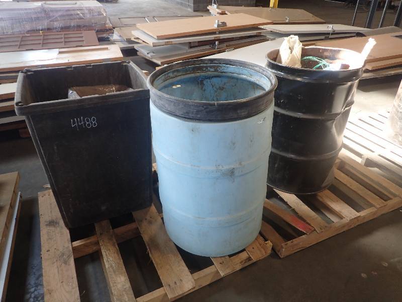 lot 2622 image: Lot of (3) Trash Barrels
