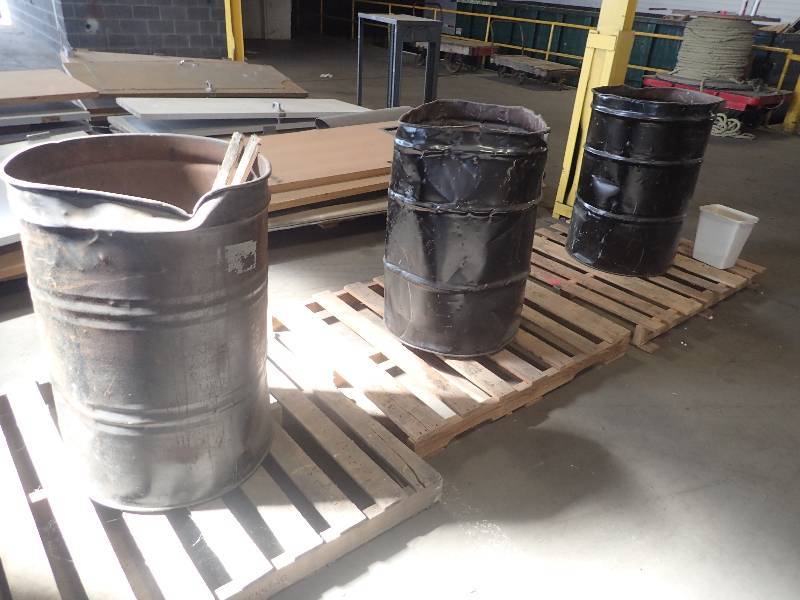 lot 2623 image: Lot of (3) Trash Barrels