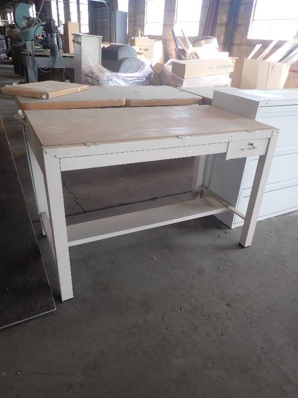 lot 2624 image: 2 Drawer Metal Desk