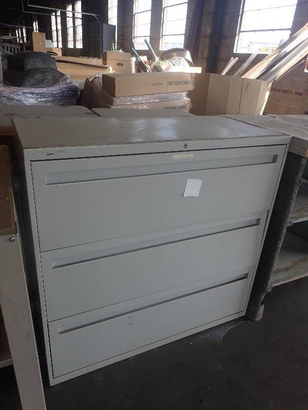 lot 2625 image: HDN 3 Drawer Metal File Cabinet