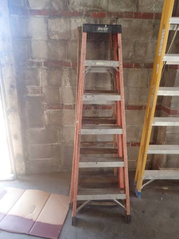 lot 2627 image: (2) 5 FT Step Ladders