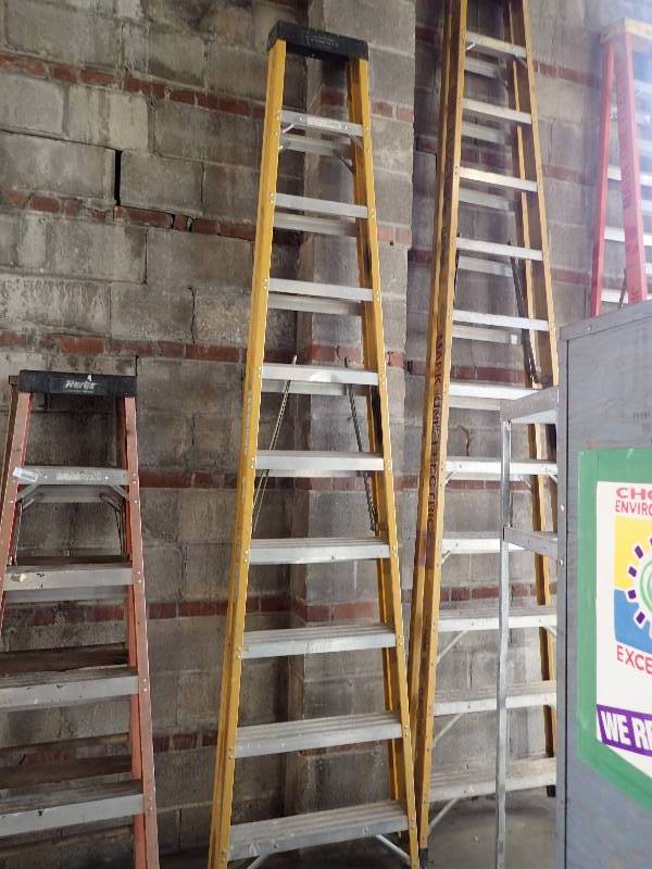 lot 2628 image: Contractor Series Fiberglass10FT Ladder