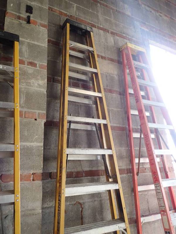 lot 2629 image: Contractor Series Fiberglass 12FT Ladder