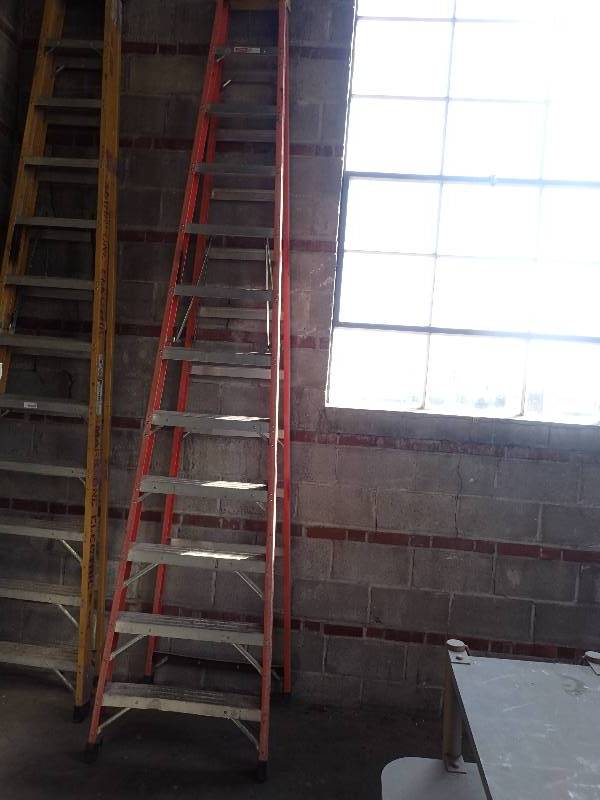 lot 2630 image: Bauer Contractor Series Fiberglass 12FT Ladder