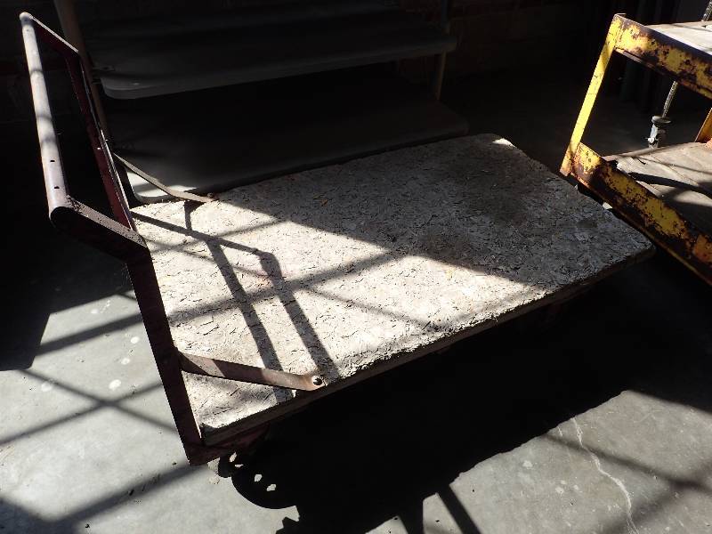 lot 2641 image: Heavy Duty Cart on Casters