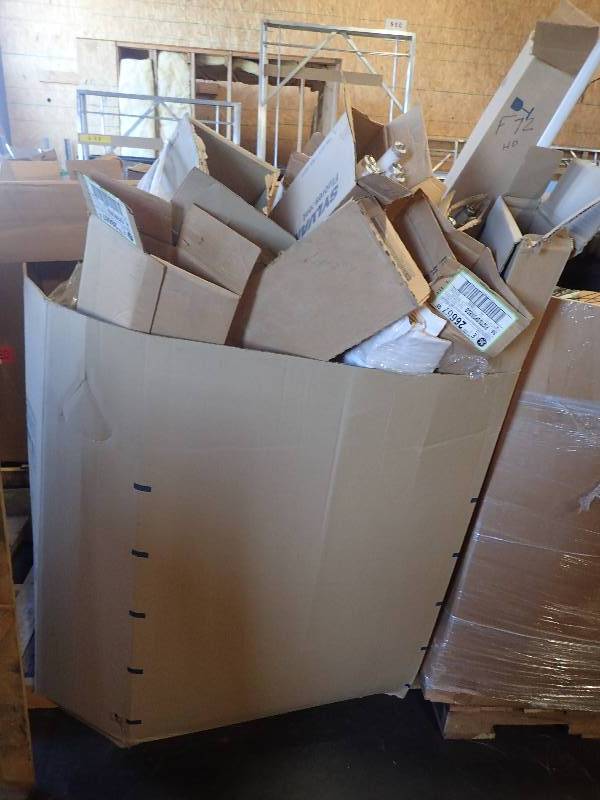 lot 681 image: Large Pallet of Sylvania Florescent Lighting