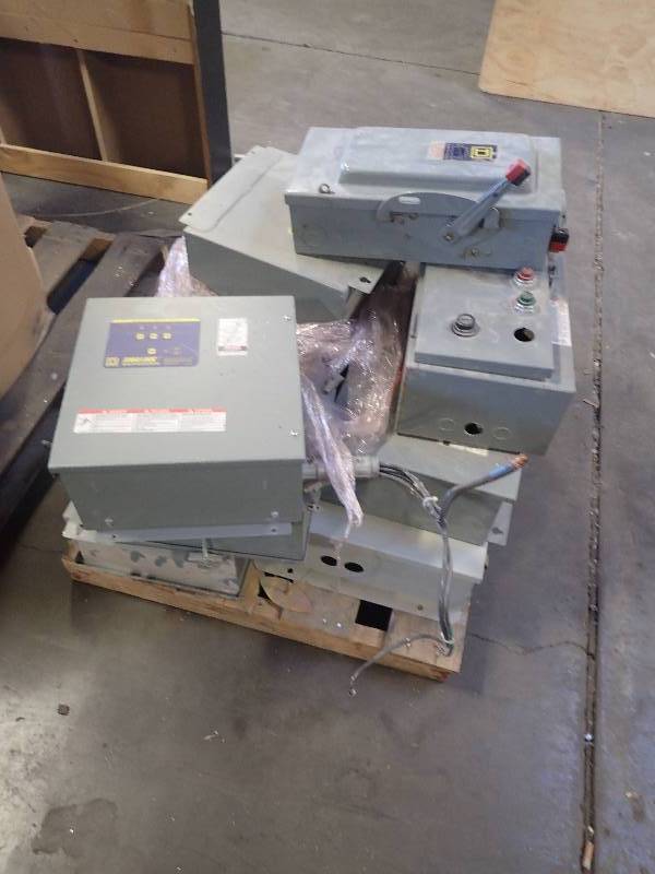 lot 685 image: Large Pallet of Throw Switches and Fuse Panels