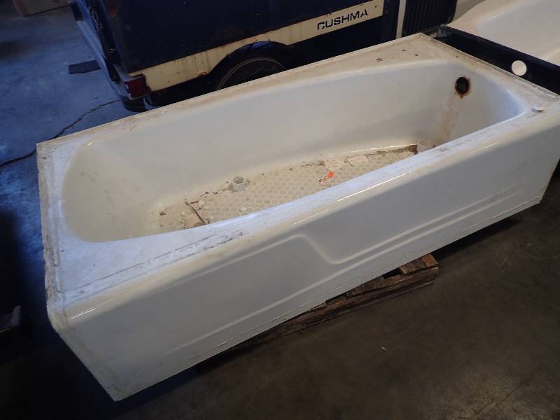 lot 696 image: Cast Iron Bath Tub
