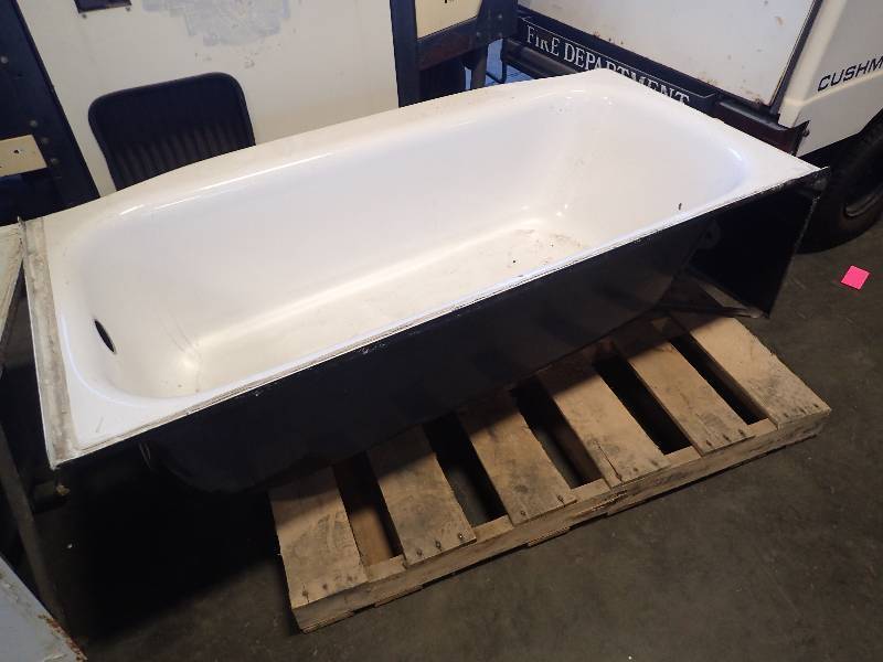 lot 697 image: Cast Iron Bath Tub