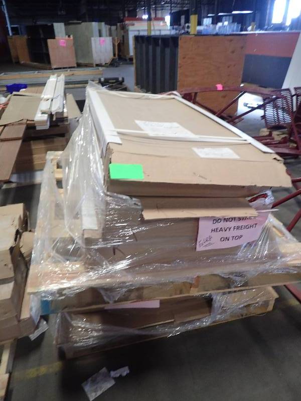 lot 714 image: Large Pallet of Hubbell Lighting Covers
