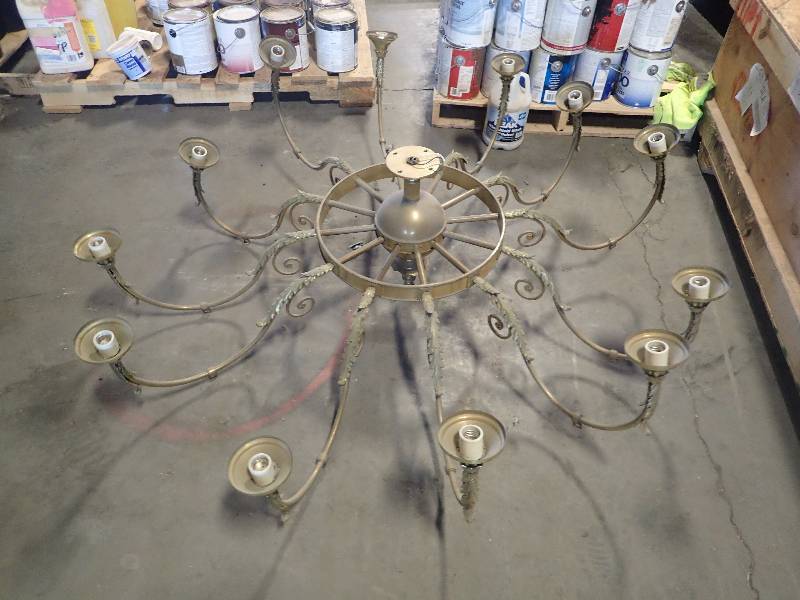 lot 719 image: Brass 12 Bulb Ceiling Hung Chandelier Lighting Fixture