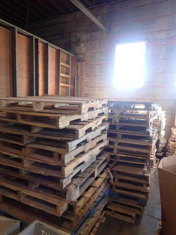 lot 740 image: Large Lot of Misc Size Pallets