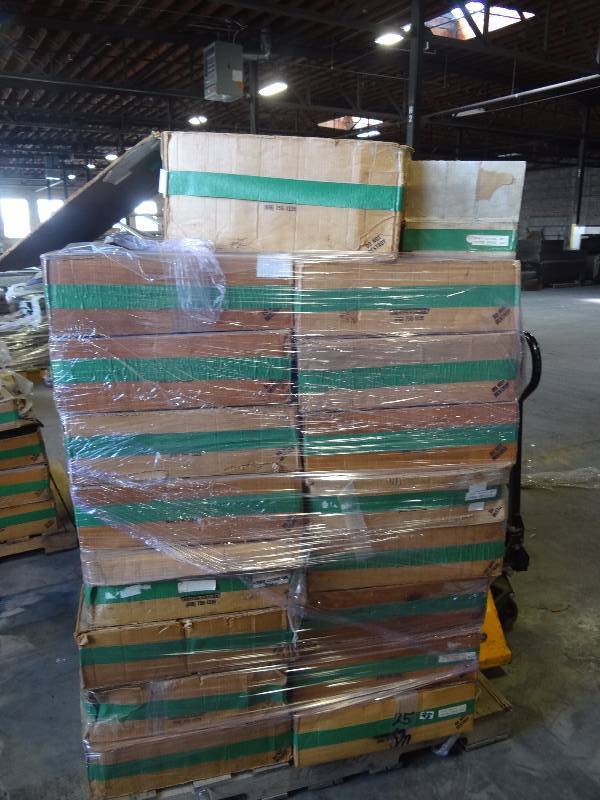 lot 2433 image: Large Pallet Of Misc. Glassware