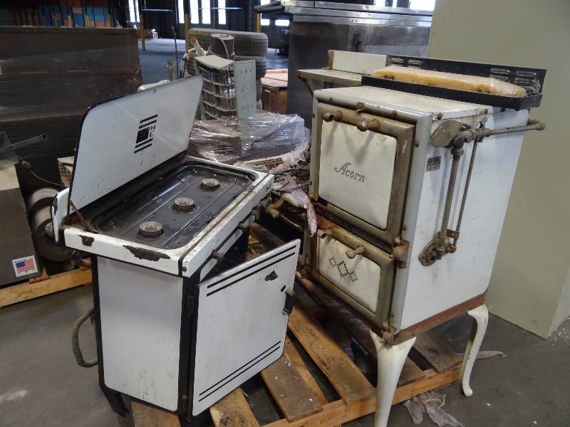 lot 238 image: Acorn Vintage Stove w Vintage Magic Chef StoveOven
